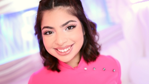 Swallow Salon Welcomes Hazel Heart to Swallow a Mouthful of Love Nectar