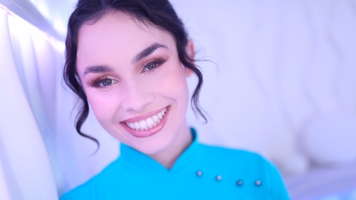 First Look: Alina Voss Shines at Swallow Salon